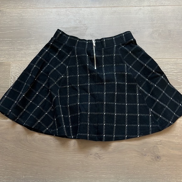 Black and white plaid pleated skirt - Picture 3 of 3